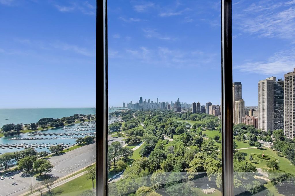 Image 18 of property listing at 2800 N Lake Shore Drive 2414, Chicago, IL 60657