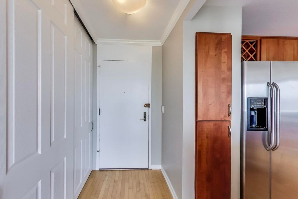 Image 3 of property listing at 2800 N Lake Shore Drive 2414, Chicago, IL 60657
