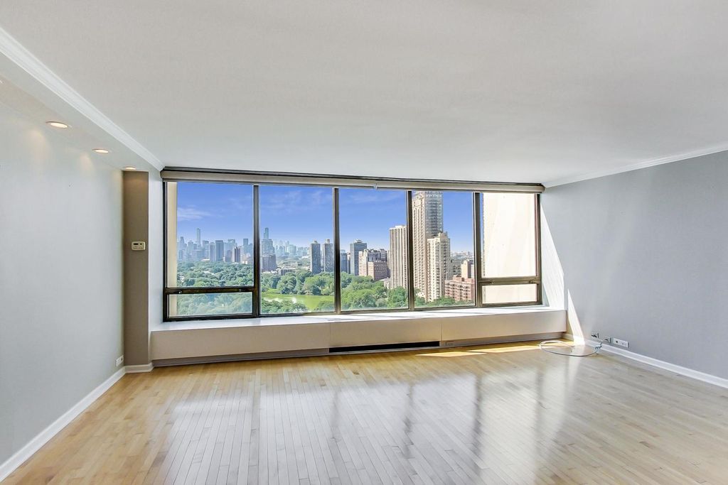 Image 5 of property listing at 2800 N Lake Shore Drive 2414, Chicago, IL 60657