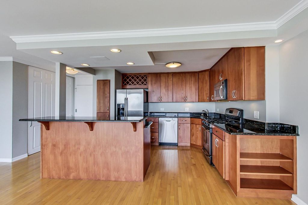 Image 7 of property listing at 2800 N Lake Shore Drive 2414, Chicago, IL 60657
