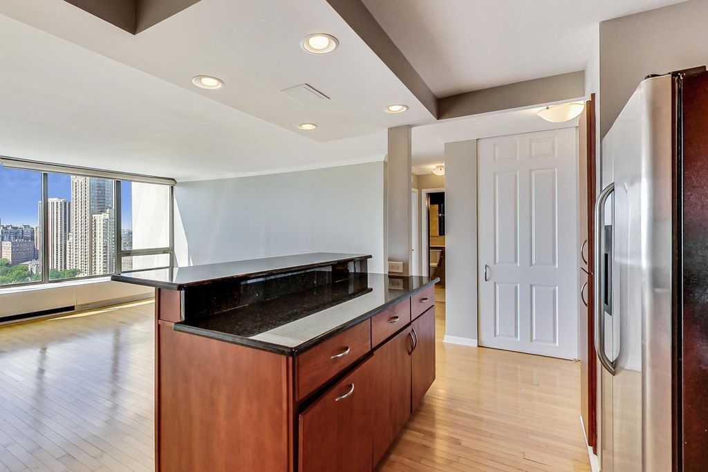 Image 8 of property listing at 2800 N Lake Shore Drive 2414, Chicago, IL 60657