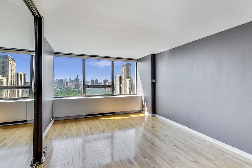 Image 10 of property listing at 2800 N Lake Shore Drive 2414, Chicago, IL 60657