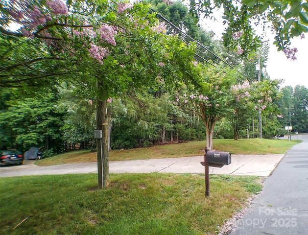 355 Sardis Alt Road N, Charlotte, NC 28270