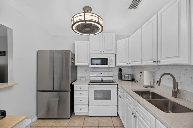 402 DORCHESTER PLACE 31, Sun City Center, FL 33573
