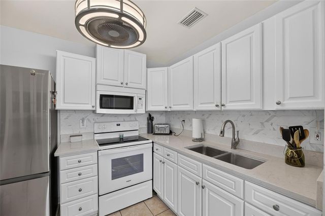 402 DORCHESTER PLACE 31, Sun City Center, FL 33573