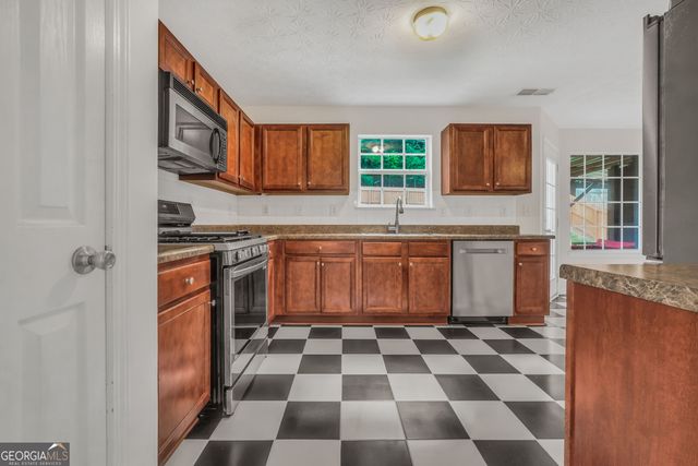 81 Saint Charles Place, Sharpsburg, GA 30277