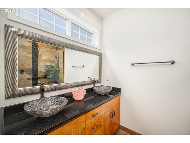 2345 PIONEER Pike, Eugene, OR 97401