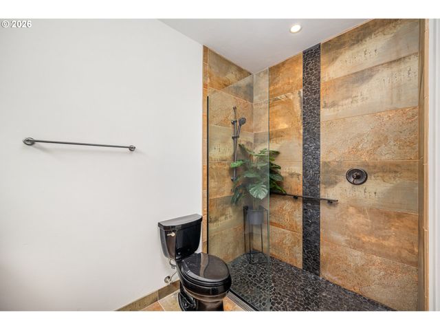 2345 PIONEER Pike, Eugene, OR 97401