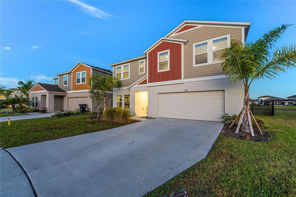 Image 4 of property listing at 12710 HYSMITH LOOP, Parrish, FL 34219