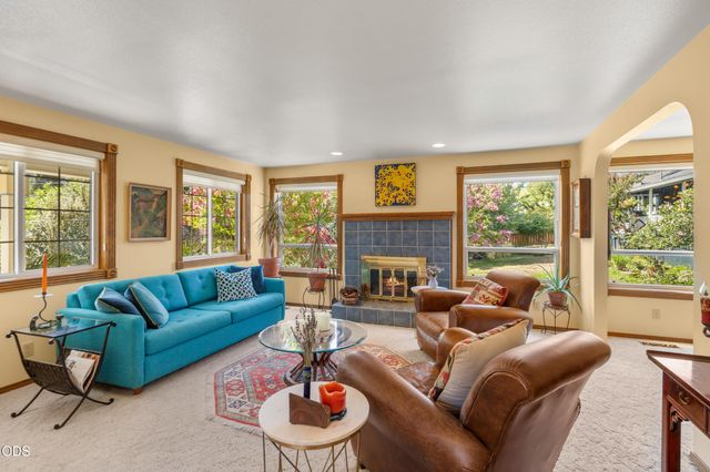 420 S Oregon Street, Jacksonville, OR 97530