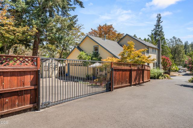 420 S Oregon Street, Jacksonville, OR 97530
