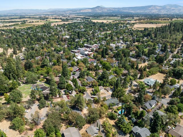 420 S Oregon Street, Jacksonville, OR 97530