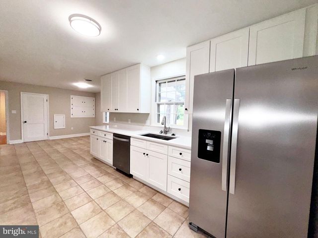 7627 SUMMIT POINT RD, Charles Town, WV 25414