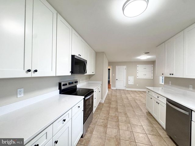 7627 SUMMIT POINT RD, Charles Town, WV 25414