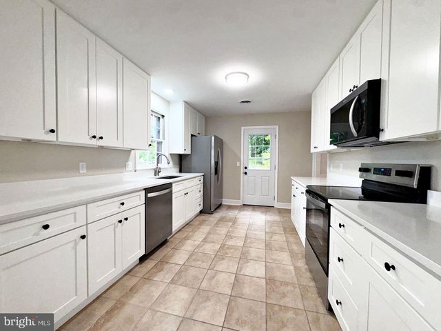 7627 SUMMIT POINT RD, Charles Town, WV 25414