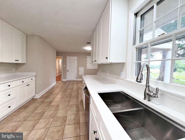 7627 SUMMIT POINT RD, Charles Town, WV 25414