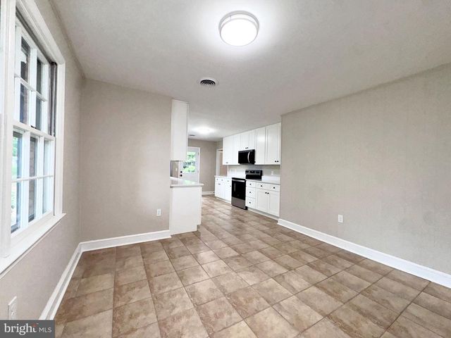7627 SUMMIT POINT RD, Charles Town, WV 25414