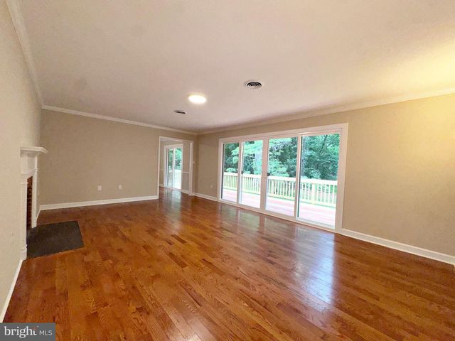 7627 SUMMIT POINT RD, Charles Town, WV 25414
