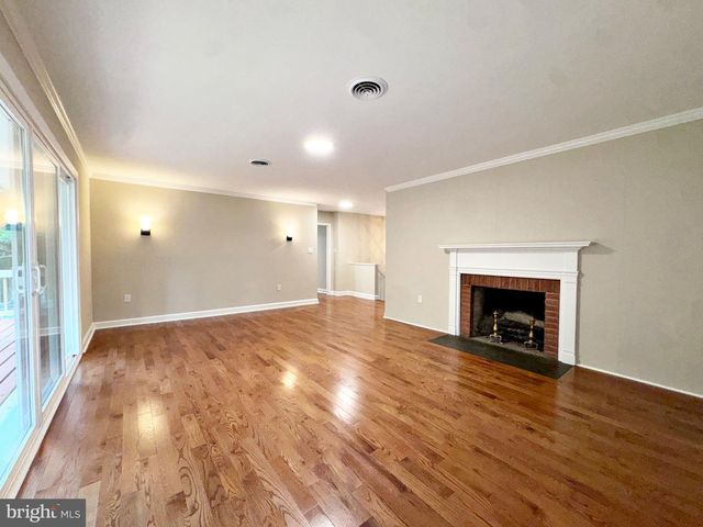 7627 SUMMIT POINT RD, Charles Town, WV 25414