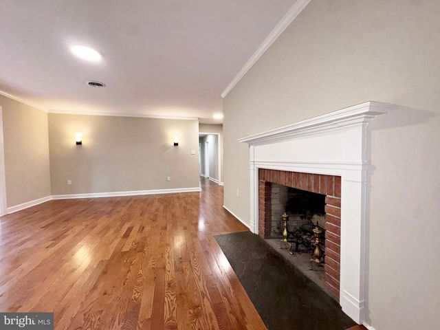 7627 SUMMIT POINT RD, Charles Town, WV 25414