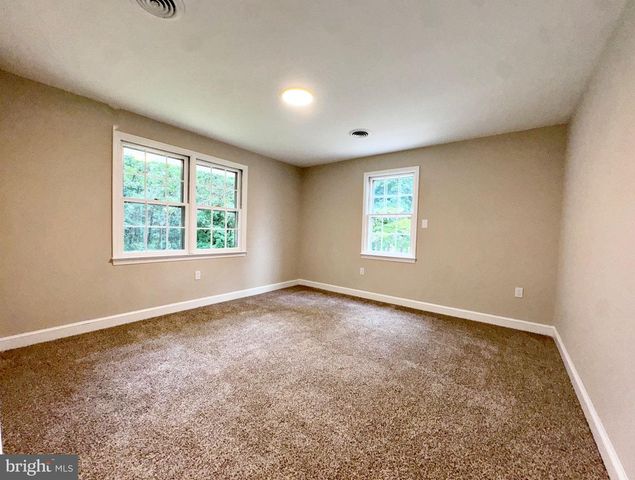 7627 SUMMIT POINT RD, Charles Town, WV 25414