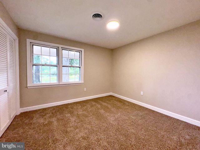 7627 SUMMIT POINT RD, Charles Town, WV 25414