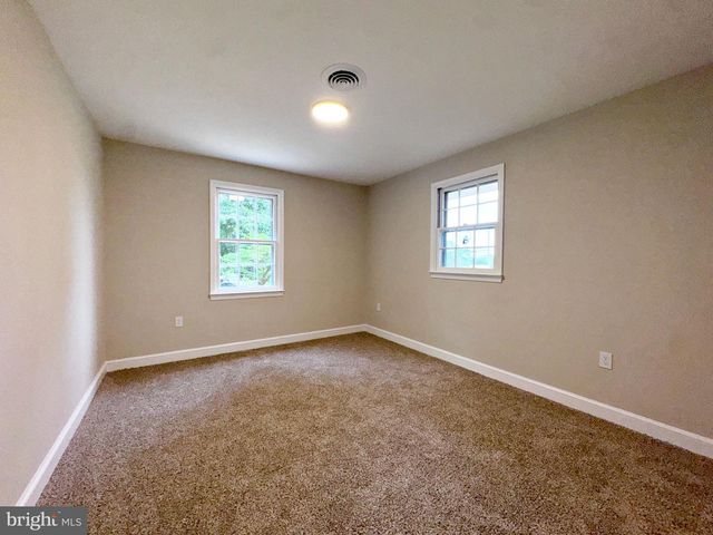 7627 SUMMIT POINT RD, Charles Town, WV 25414