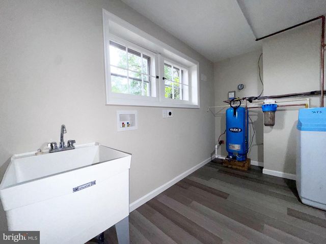 7627 SUMMIT POINT RD, Charles Town, WV 25414