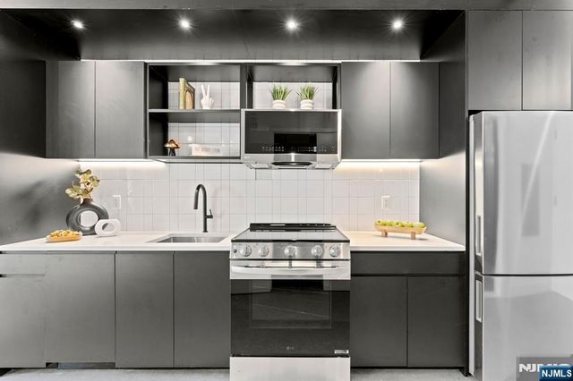 65 Mcwhorter 812, Newark, NJ 07105