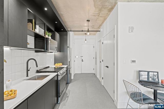 65 Mcwhorter 812, Newark, NJ 07105