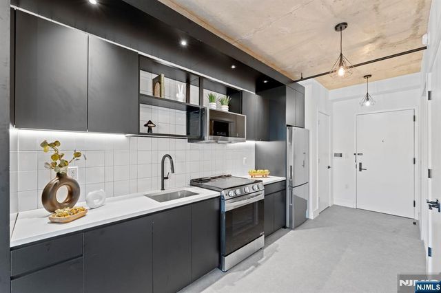 65 Mcwhorter 812, Newark, NJ 07105