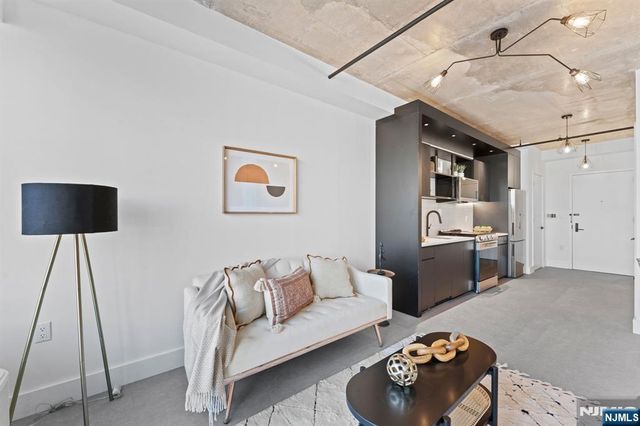 65 Mcwhorter 812, Newark, NJ 07105
