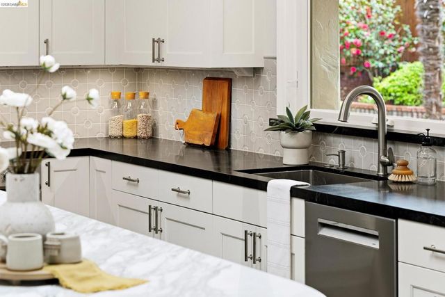 261 261 Silverado CT, Oakland, CA 94605