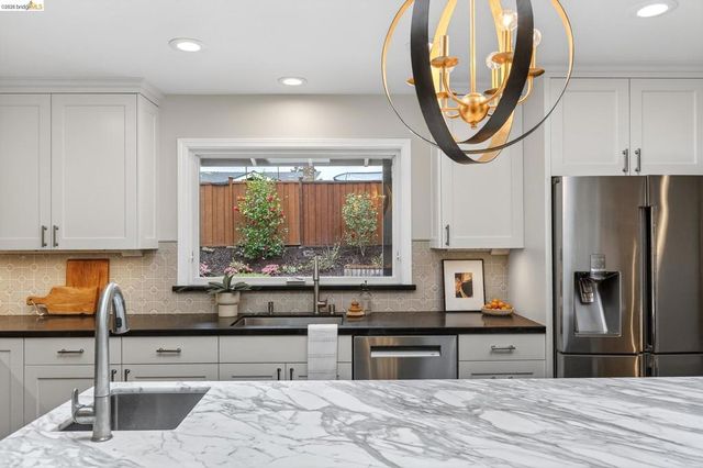 261 261 Silverado CT, Oakland, CA 94605