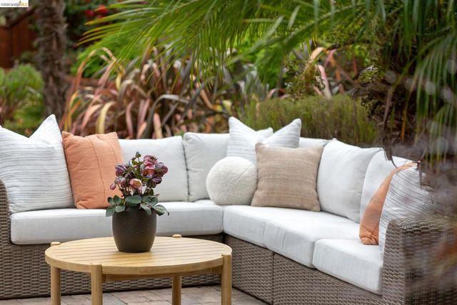 261 261 Silverado CT, Oakland, CA 94605