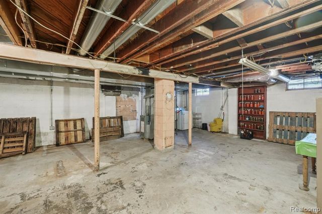 245 W Howard Street, Pontiac, MI 48342