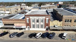 207 W Grand Avenue, Yoakum, TX 77995