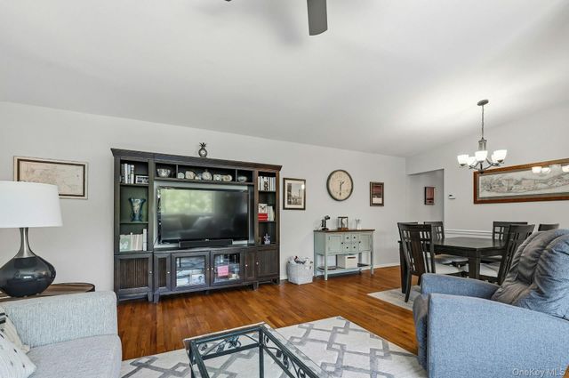 200 Lexington Avenue 8B, Oyster Bay, NY 11771