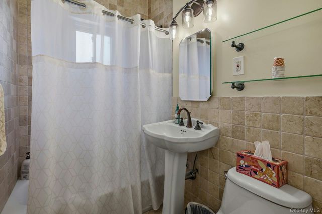 200 Lexington Avenue 8B, Oyster Bay, NY 11771