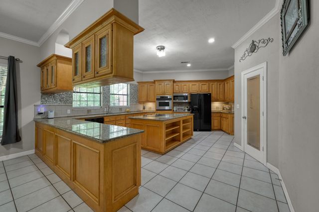 910 Commons Way Court, Huffman, TX 77336