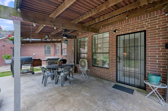 910 Commons Way Court, Huffman, TX 77336