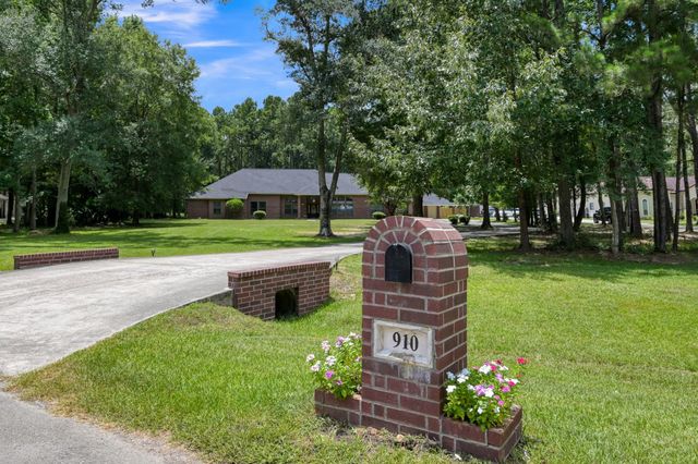 910 Commons Way Court, Huffman, TX 77336