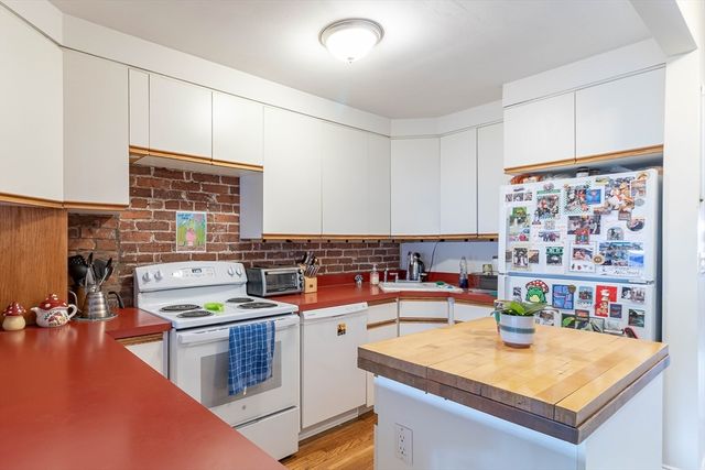 39 Garrison Rd. 3, Brookline, MA 02445