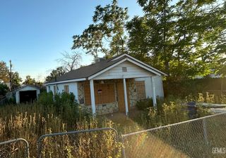 211 E Harding Avenue, Bakersfield, CA 93308