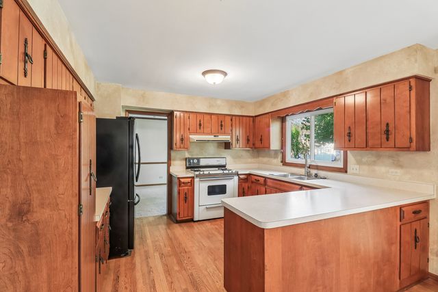 733 Buttonwood Circle SE, Naperville, IL 60540
