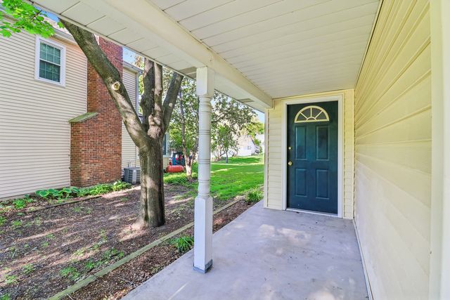 733 Buttonwood Circle SE, Naperville, IL 60540