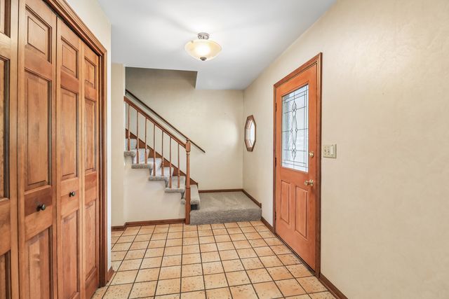 733 Buttonwood Circle SE, Naperville, IL 60540