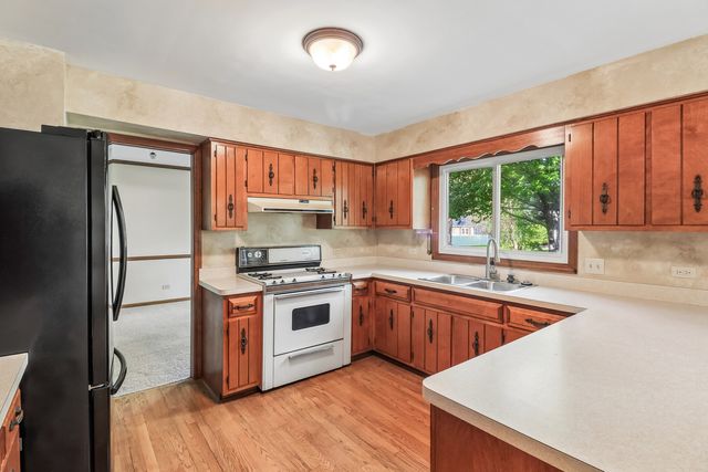 733 Buttonwood Circle SE, Naperville, IL 60540