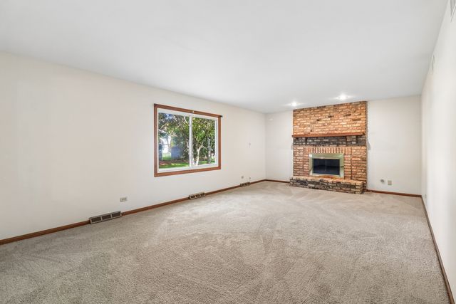 733 Buttonwood Circle SE, Naperville, IL 60540