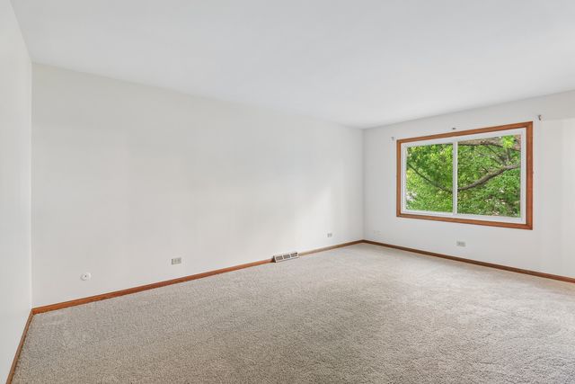 733 Buttonwood Circle SE, Naperville, IL 60540